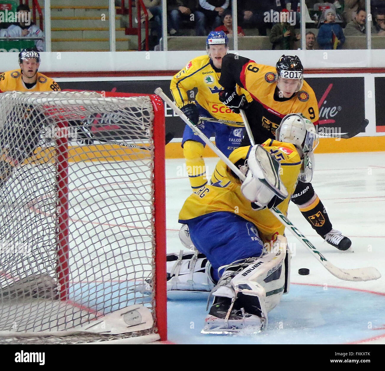 Rosenheim, Bavaria, Germany. 16th Apr, 2016. from left in front Niklas