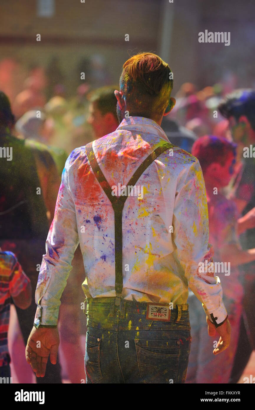 London, Ontario, Canada  16 April 2016. Hundreds of people gather in Victoria Park for the annual Hindu Holi celebration in London, Ontario. Holi is known as the festival of colours and sees participants throwing coloured powder into the air to celebrate the advent of spring. Credit:  Jonny White/Alamy Live News Stock Photo