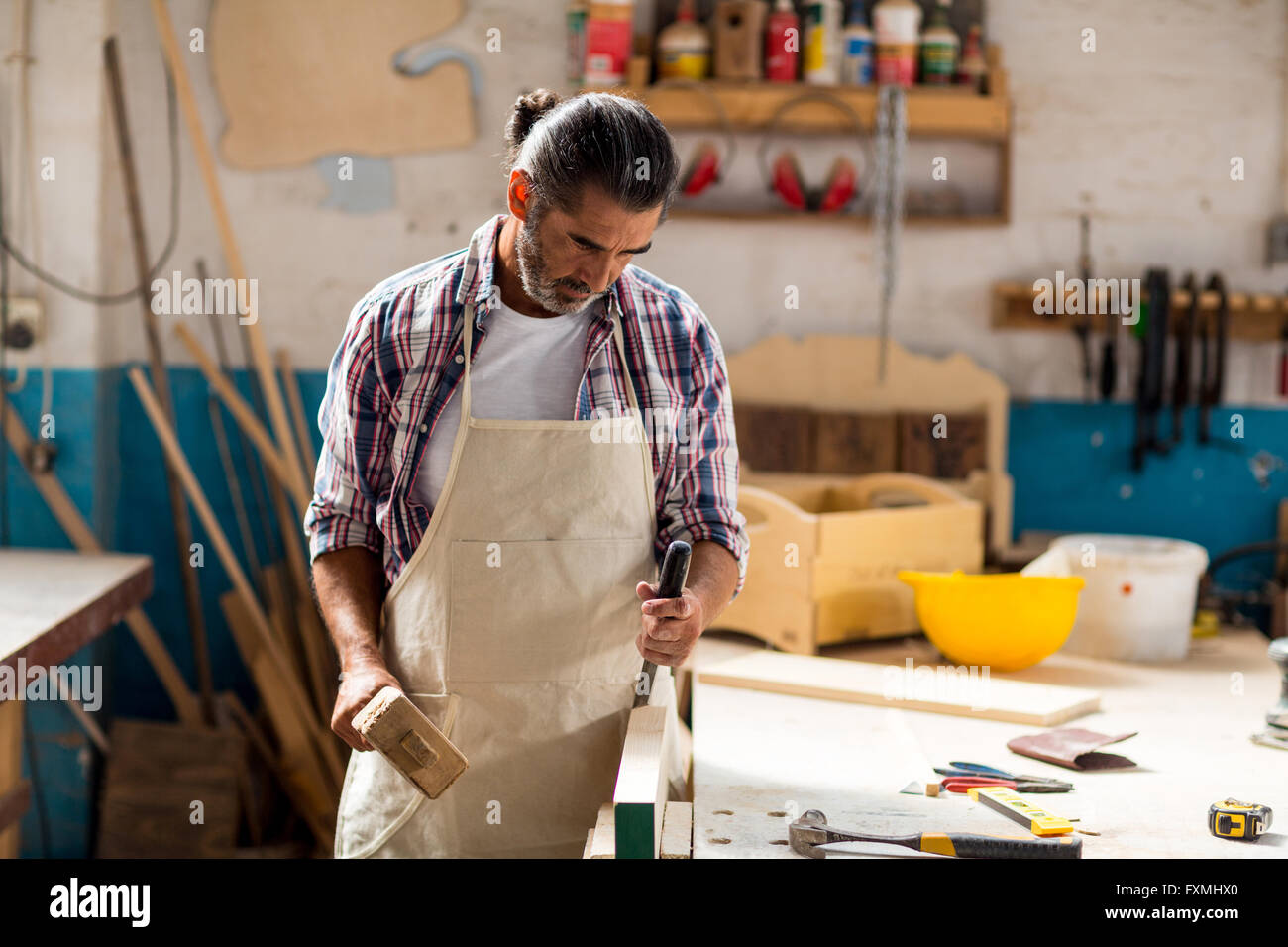 Carpenter using mallet and chisel Stock Photo - Alamy
