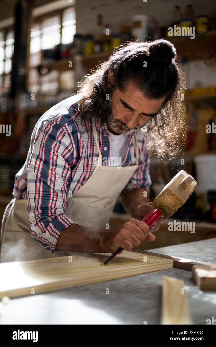 Carpenter using mallet and chisel Stock Photo Alamy