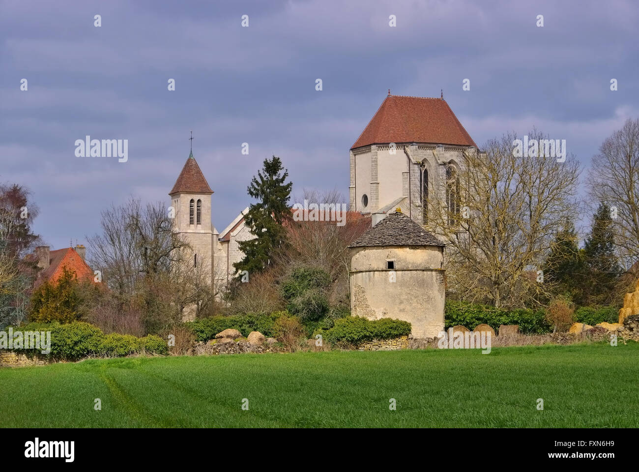 romanische Kirche in Saint Thibault Burgund, Frankreich - romanesque Saint Thibault church in Burgundy, France Stock Photo