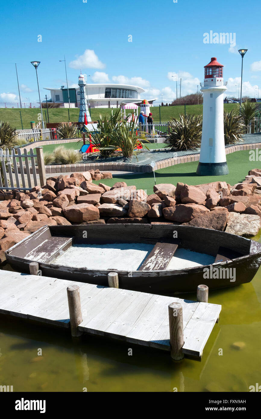 Seaside minigolf, crazy, playing, silly, crazy, putter, action