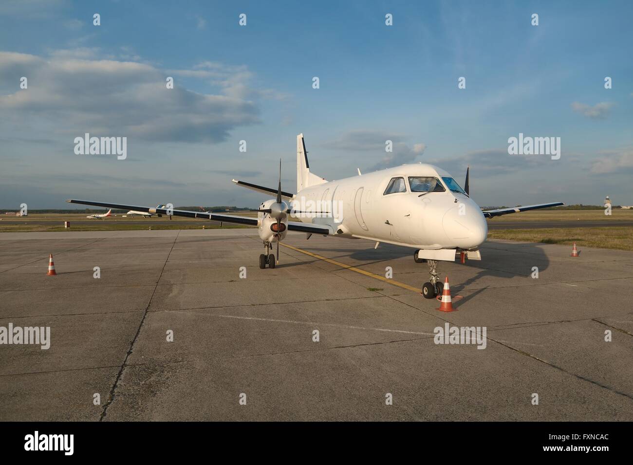 Small commercial aircraft hi-res stock photography and images - Alamy