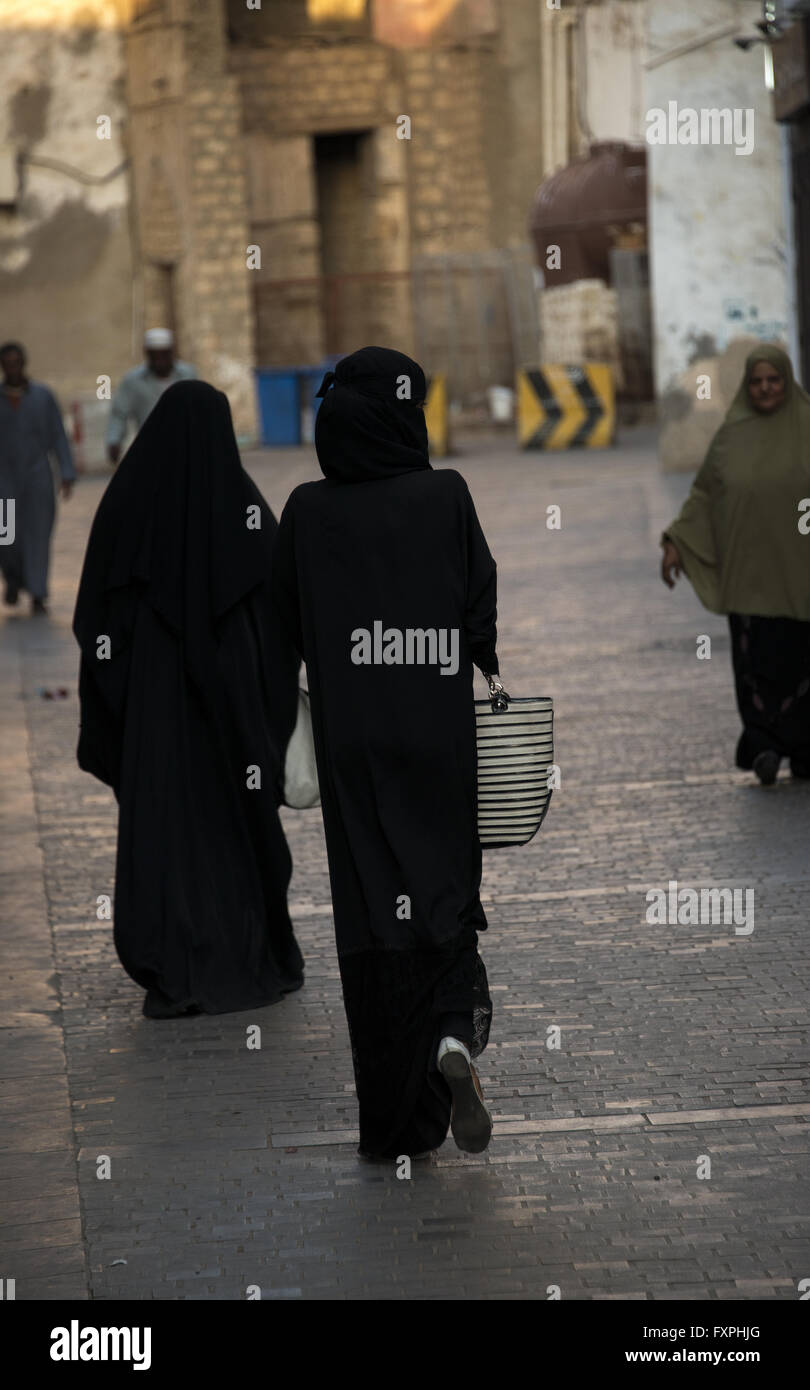 Women dressed in the traditional black abaya strolling through AlBalad, the old city of Jeddah, Saudi Arabia Stock Photo