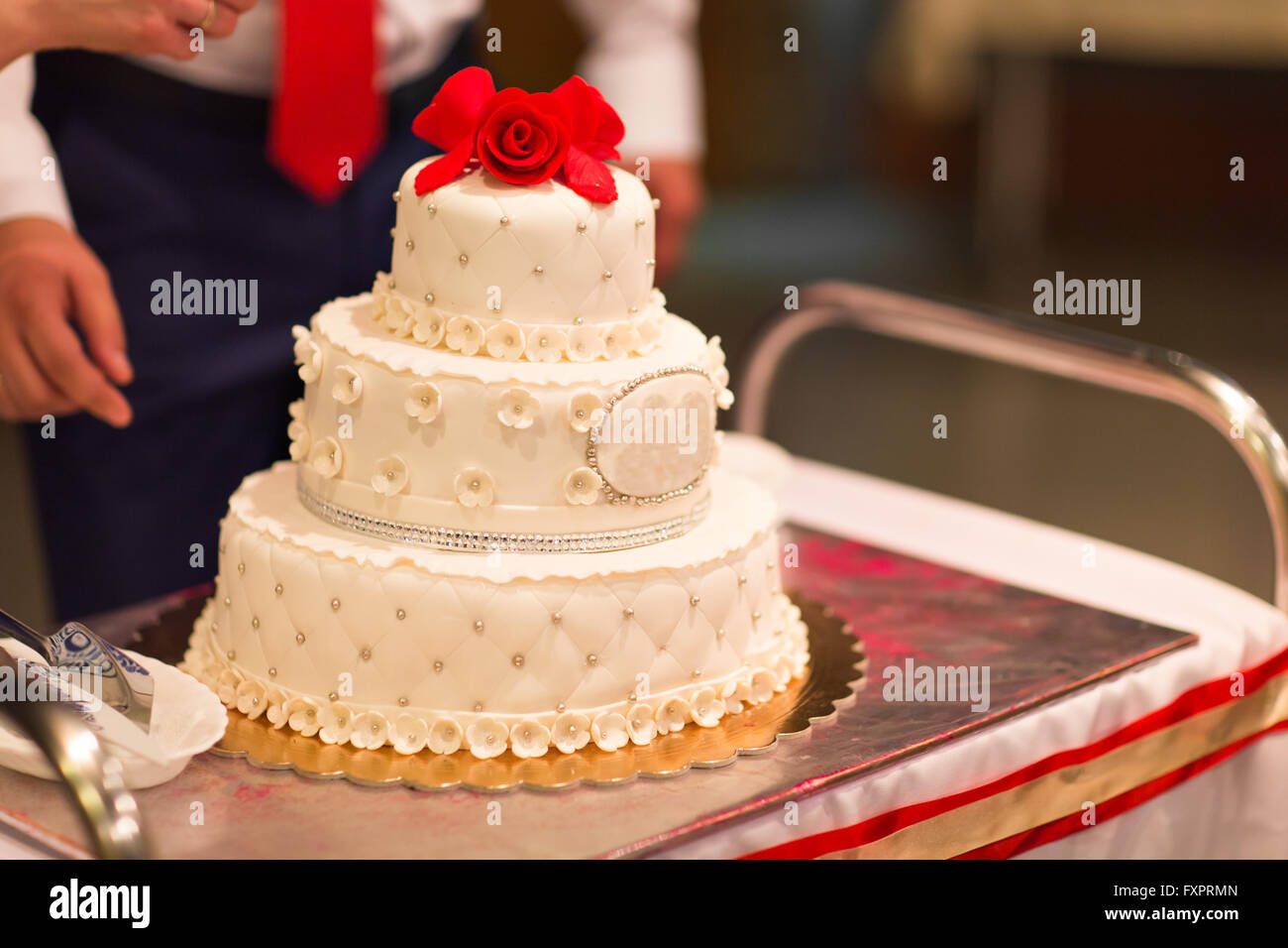 White Wedding Cake Stock Photo - Alamy