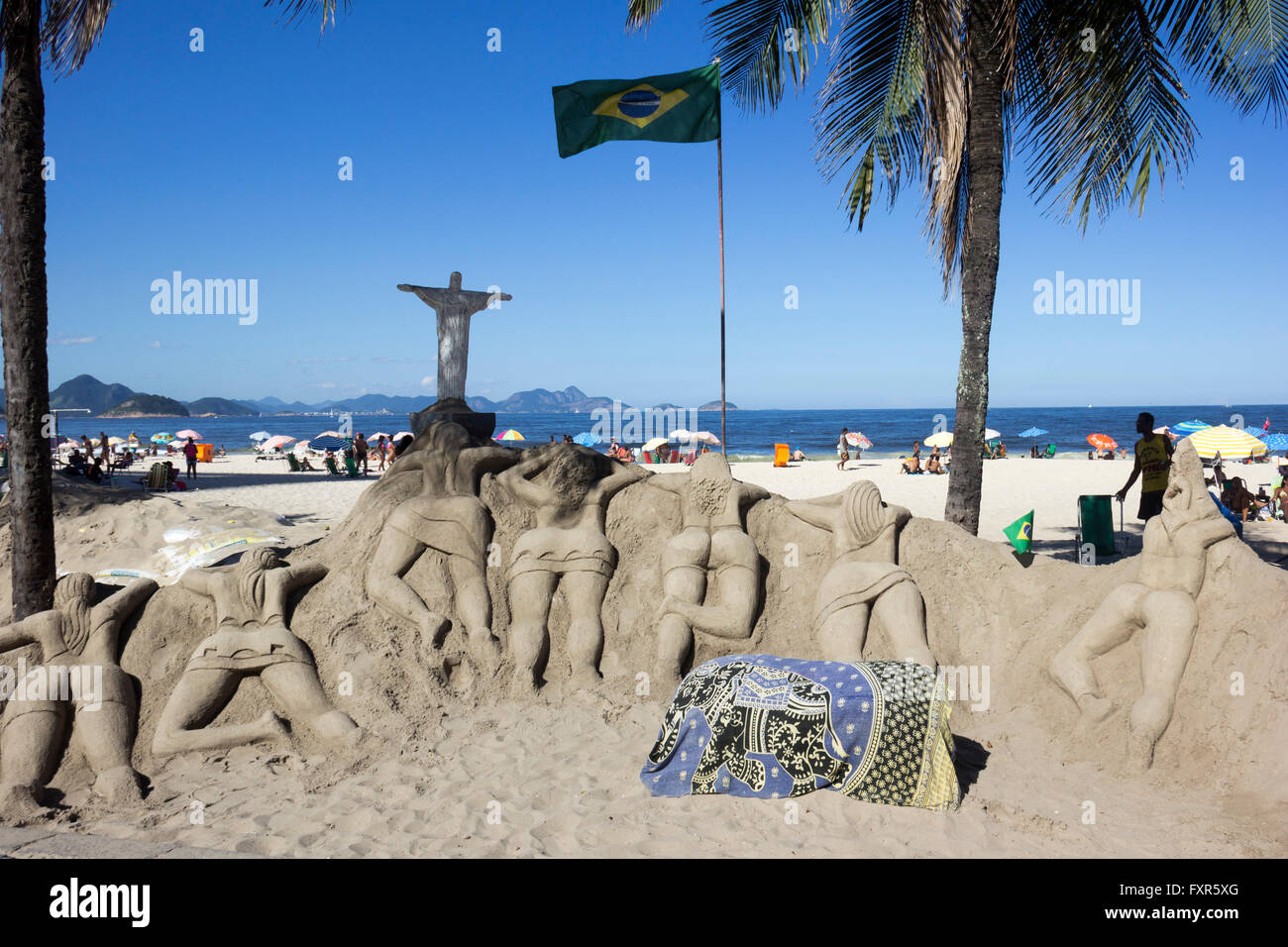Rio de Janeiro, Brazil, 17 April 2016: Thousands of demonstrators protesting in favor of impeachment of Rousseff in Copacabana. This day is being voted on by deputies to be open the impeachment process to oust President Dilma Rousseff. Credit:  Luiz Souza/Alamy Live News Stock Photo