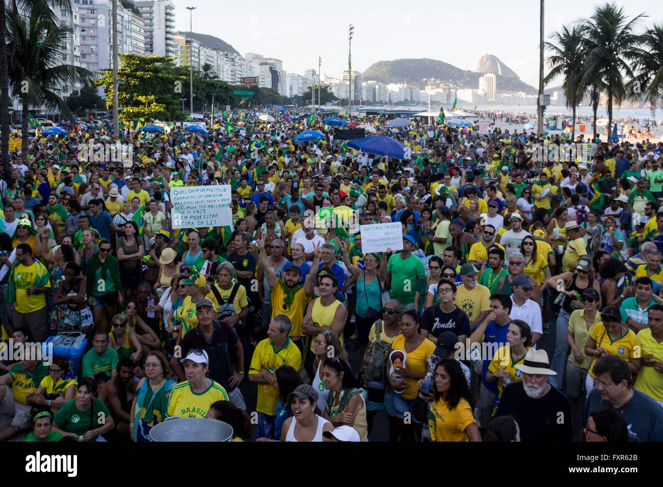 Rio de Janeiro, Brazil, 17 April 2016: Thousands of demonstrators protesting in favor of impeachment of Rousseff in Copacabana. This day is being voted on by deputies to be open the impeachment process to oust President Dilma Rousseff. Credit:  Luiz Souza/Alamy Live News Stock Photo