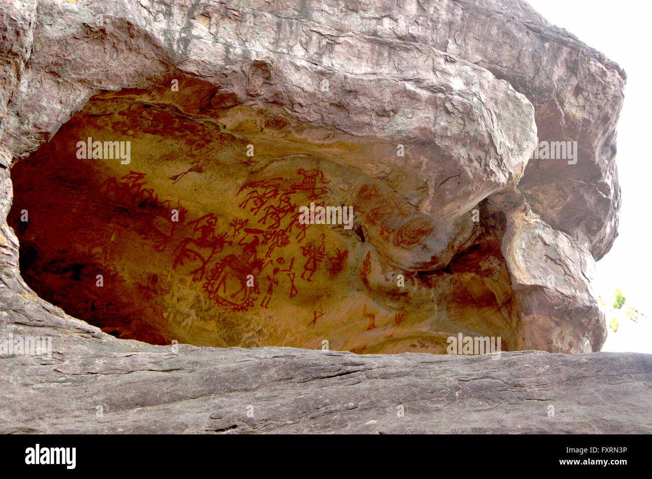 Prehistoric rock shelter and paintings depicting life of cave-dwellers at Bhimbetka, near Bhopal, Madhya Pradesh, India, Asia Stock Photo