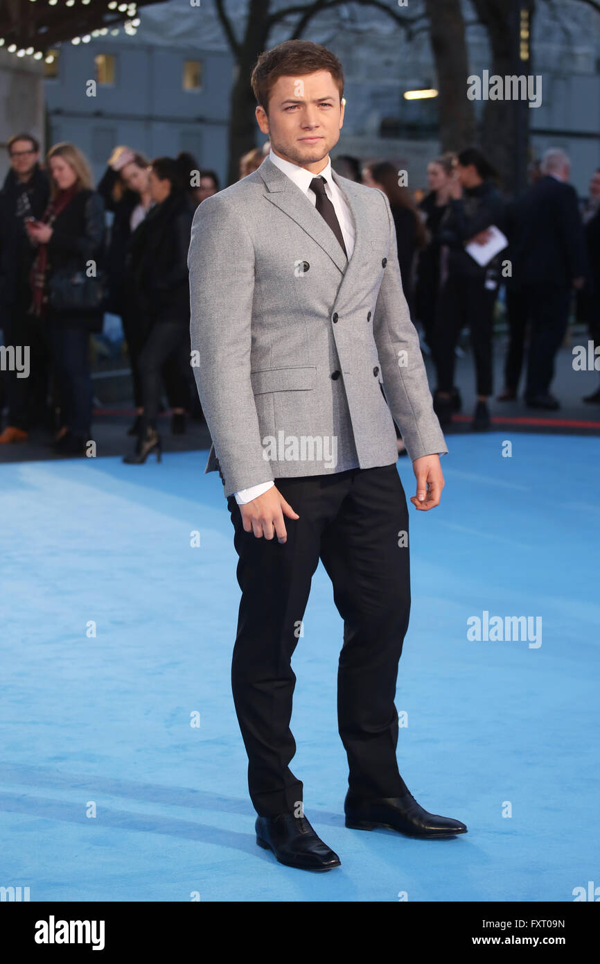 Im still standing зверобой. Тарон эджертон премьера зверопой 2. Терон эджертон i still standing. Элтон джон im still standing. Терон эджертон зверопой.