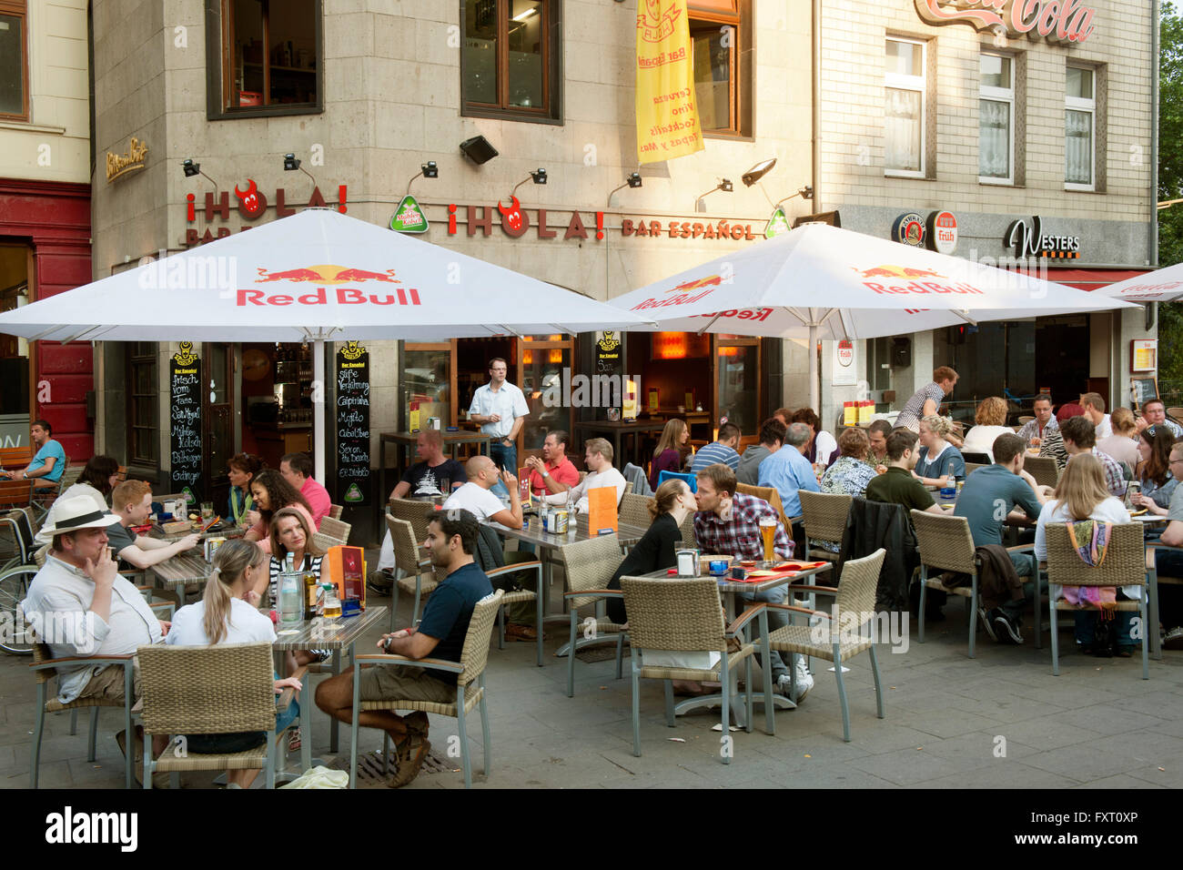 Köln, Friesenplatz, Hola ! Bar Espaniol, beliebter Treff am Wochenende. Stock Photo