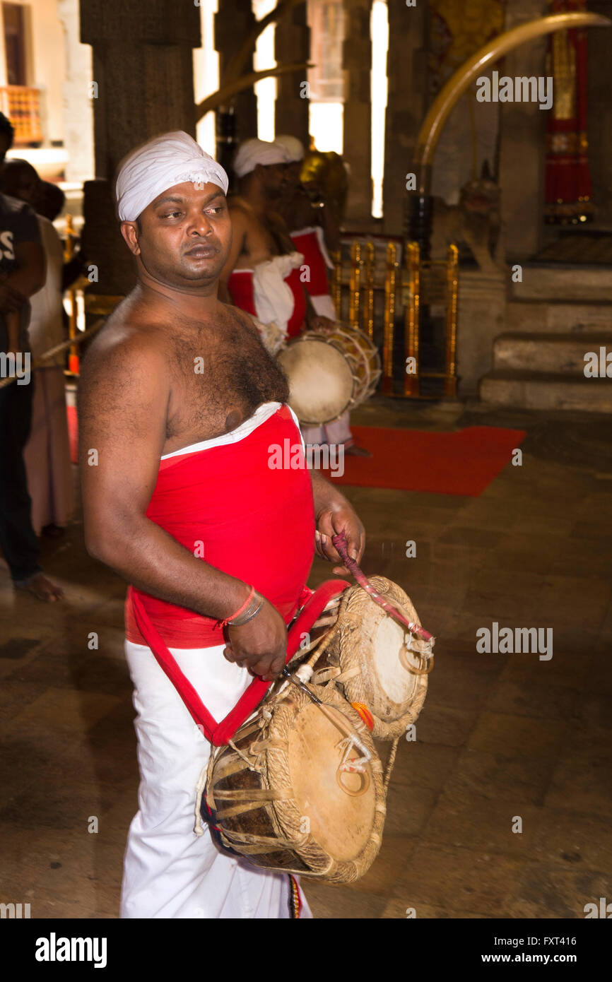 Sri Lanka, Kandy, Temple of the Tooth Relic, morning puja, Kandyan drummer Stock Photo
