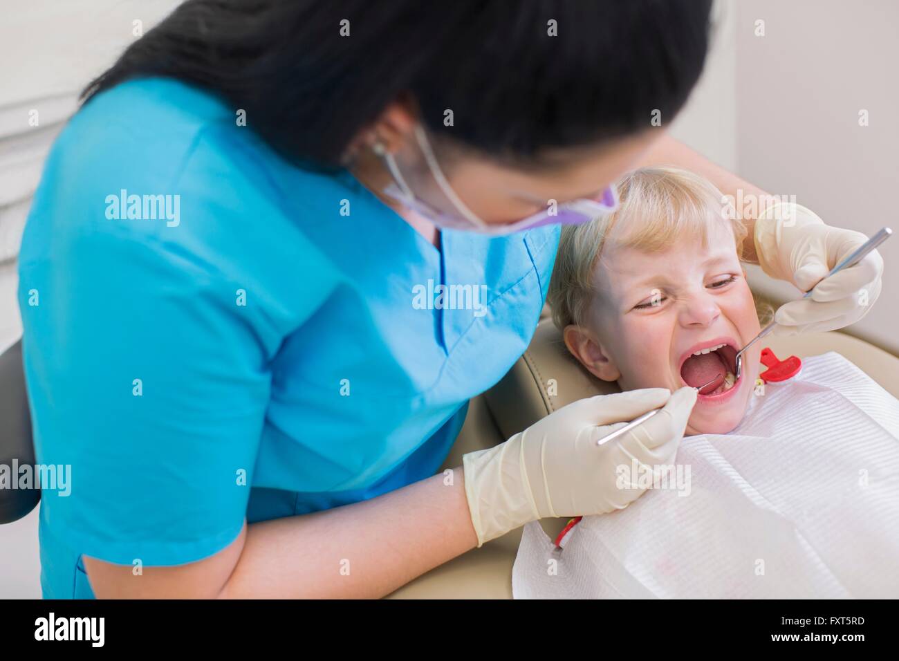 Child And Dentist Hi res Stock Photography And Images Alamy child-and-dentist-hi-res-stock-photography-and-images-alamy