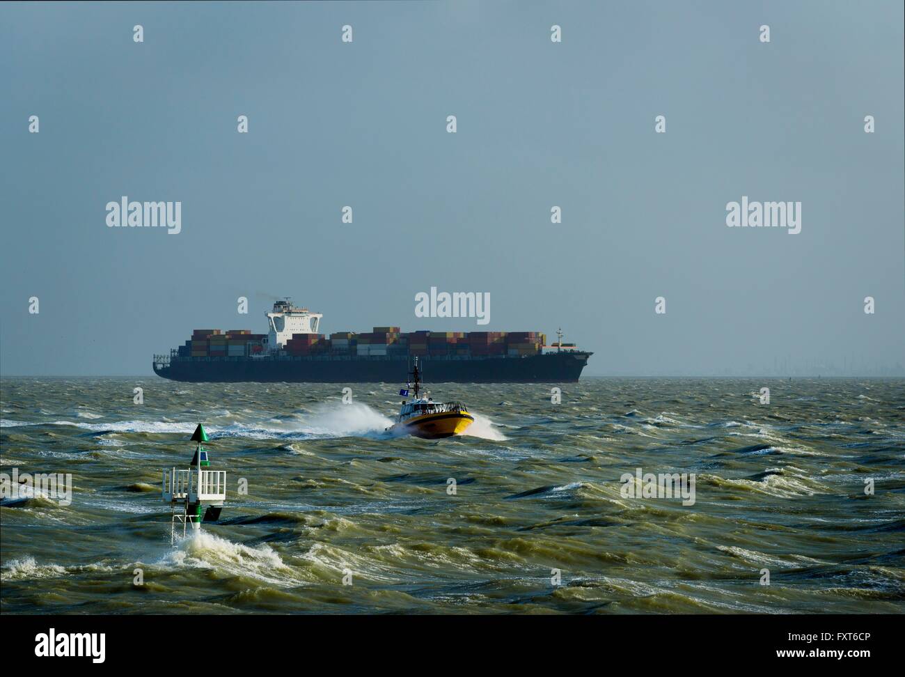 Container ship sailing hi-res stock photography and images - Alamy