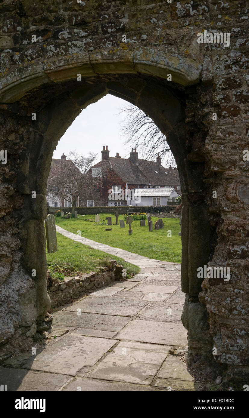 Churchyard of St Thomas the Martyr, Winchelsea through Medieval Arch Stock Photo