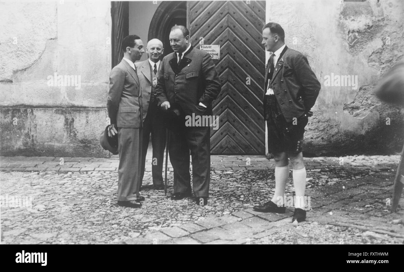 Emil Jannings führt seinen Gast Josef Goebbels durch St.Wolfgang Stock Photo