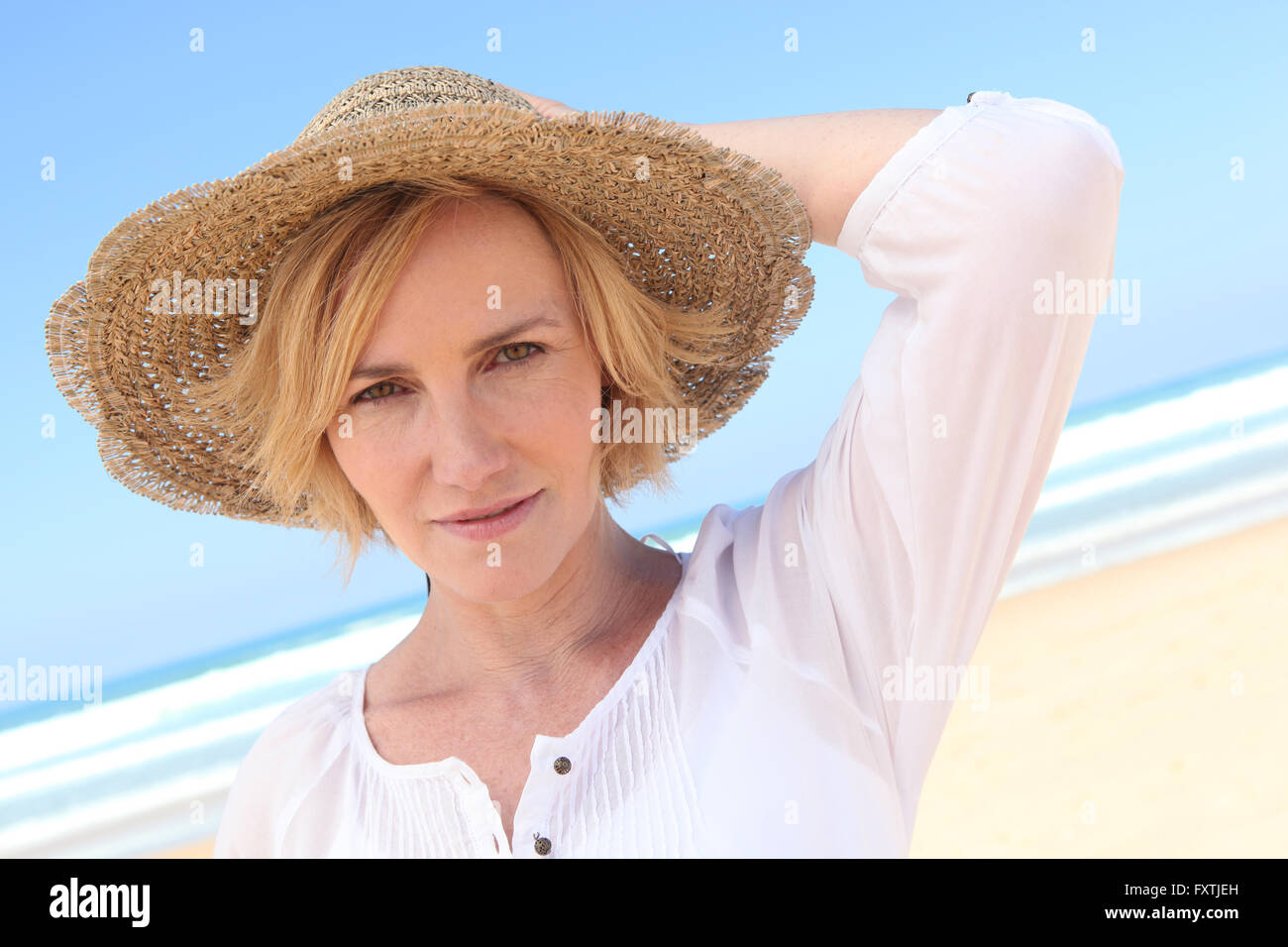 Woman face covered straw hat hi-res stock photography and images - Alamy