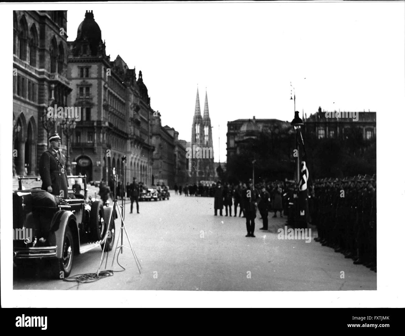 Die ersten 'Hitler-Urlauber' verlassen Wien. Stock Photo