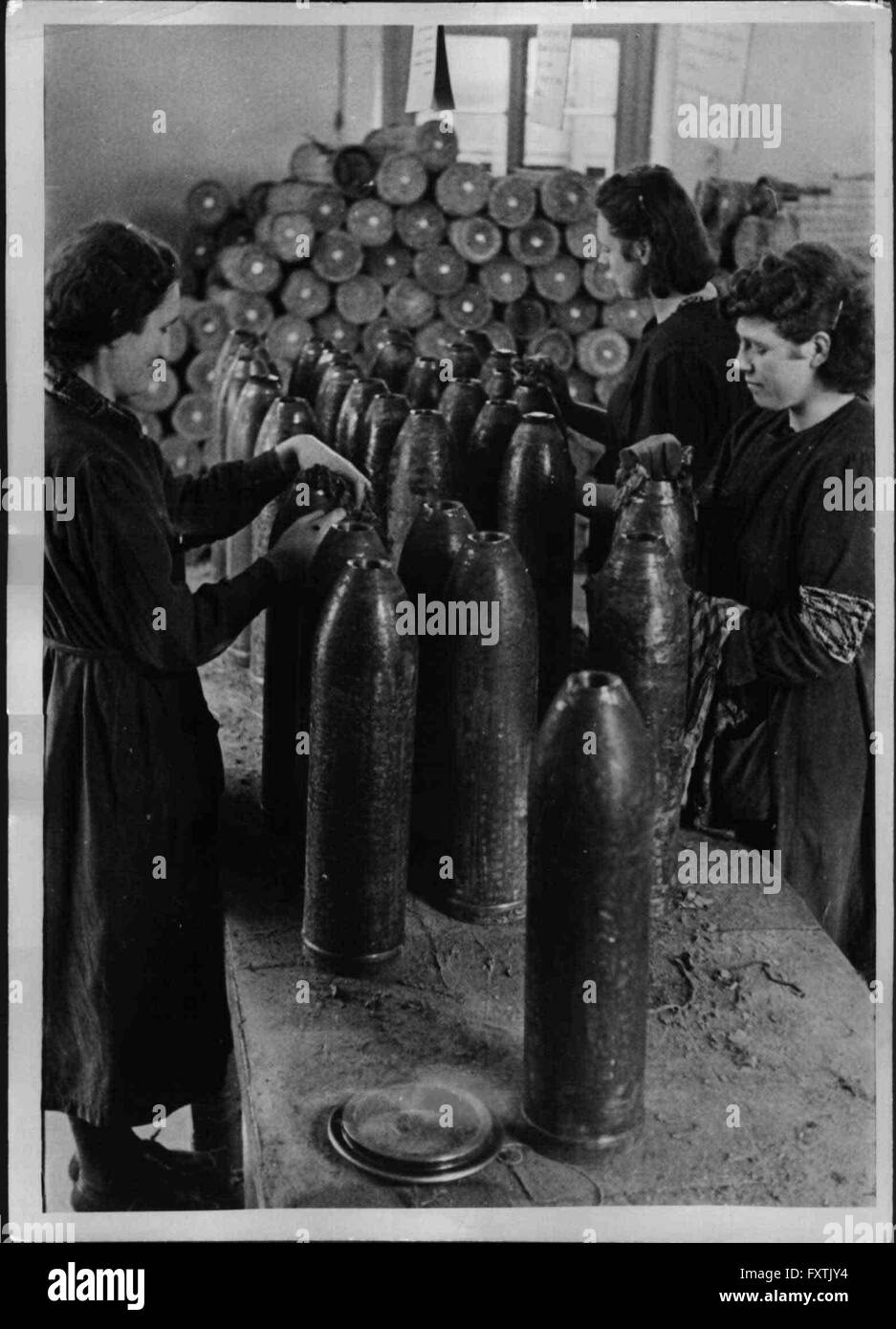 Arbeiterinnen in einer Munitionsfabrik Stock Photo