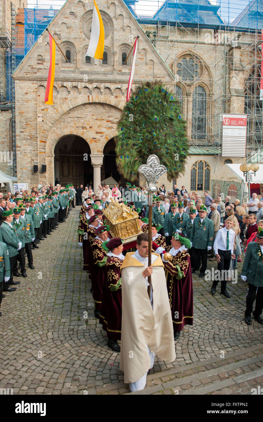 Deutschland, Nordrhein-Westfalen, Paderborn, Prozession mit dem Libor-Schrein Stock Photo