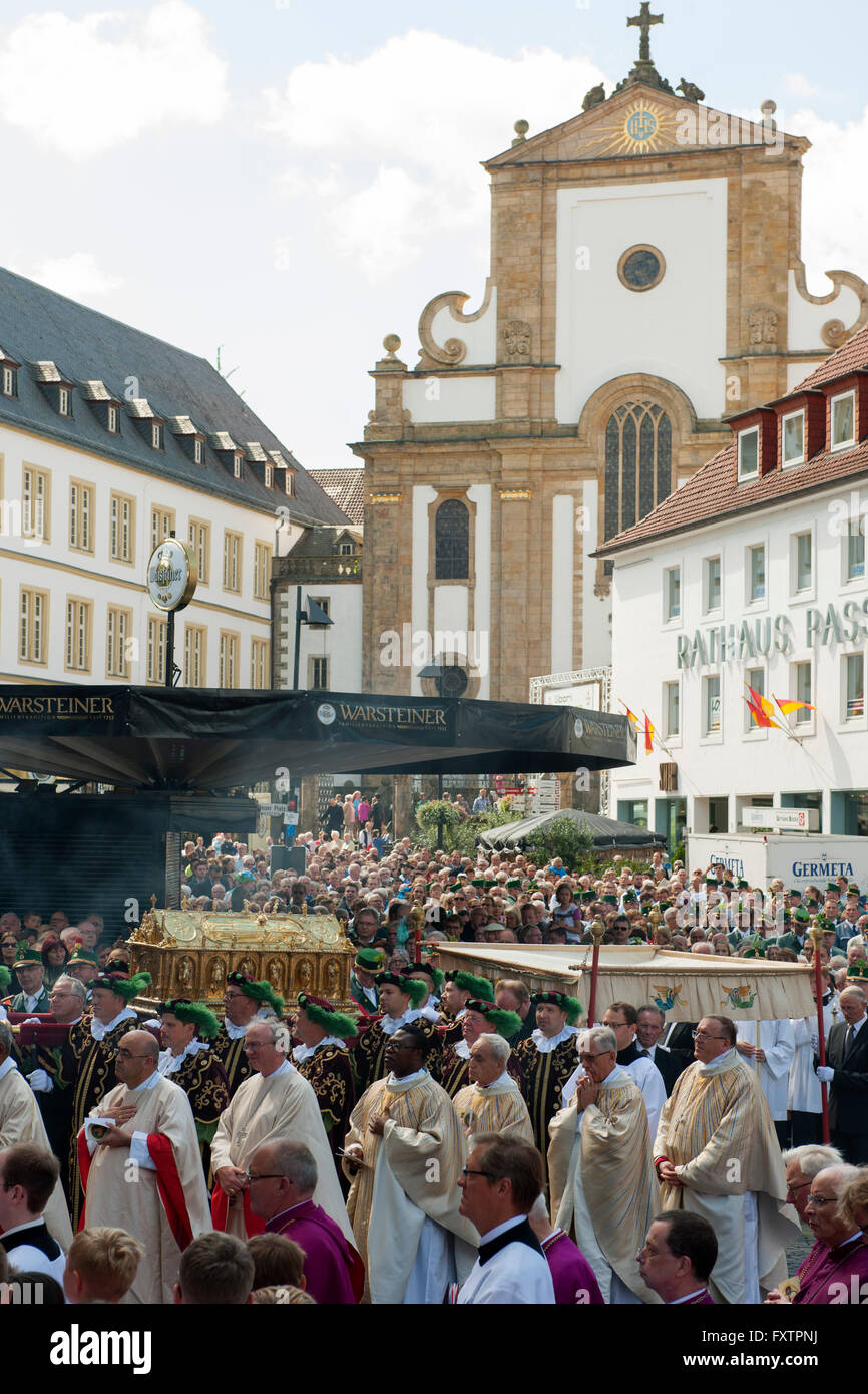 Deutschland, Nordrhein-Westfalen, Paderborn, Prozession mit dem Libor-Schrein Stock Photo