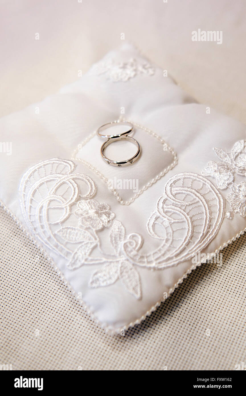 wedding rings on ring barer pillow Stock Photo Alamy