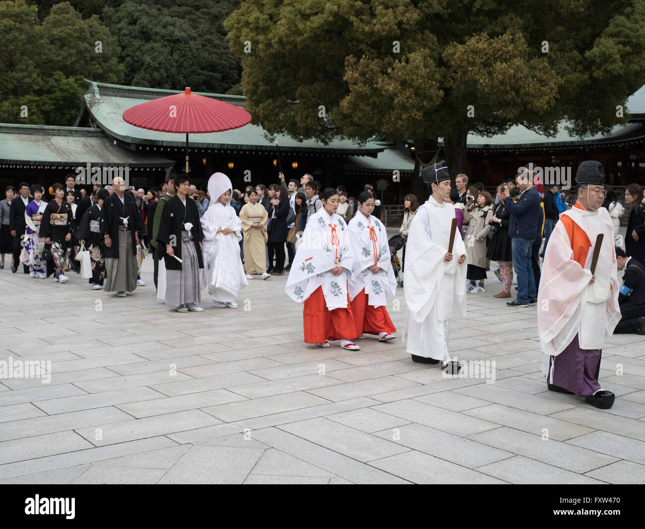 Traditional Japanese Shinto wedding procession at Meiji Jinju ( Shrine ) Tokyo, Japan Stock Photo