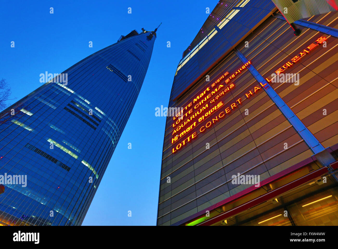 The Lotte World Tower and the Lotte World Mall at sunset in Jamsil in Seoul, Korea Stock Photo