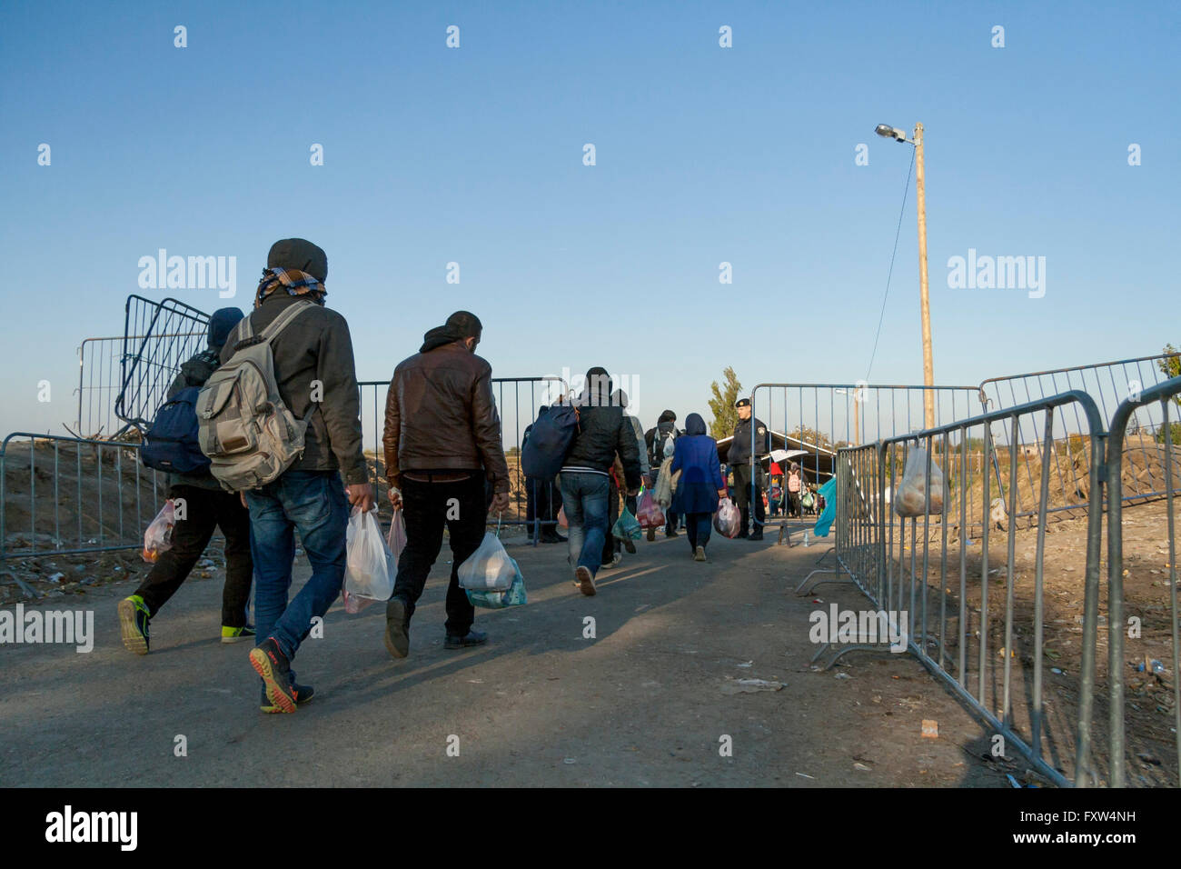 Refugees crossing the Serbo-Croatian border between Berkasovo (Serbia) and Bapska (Croatia) Stock Photo