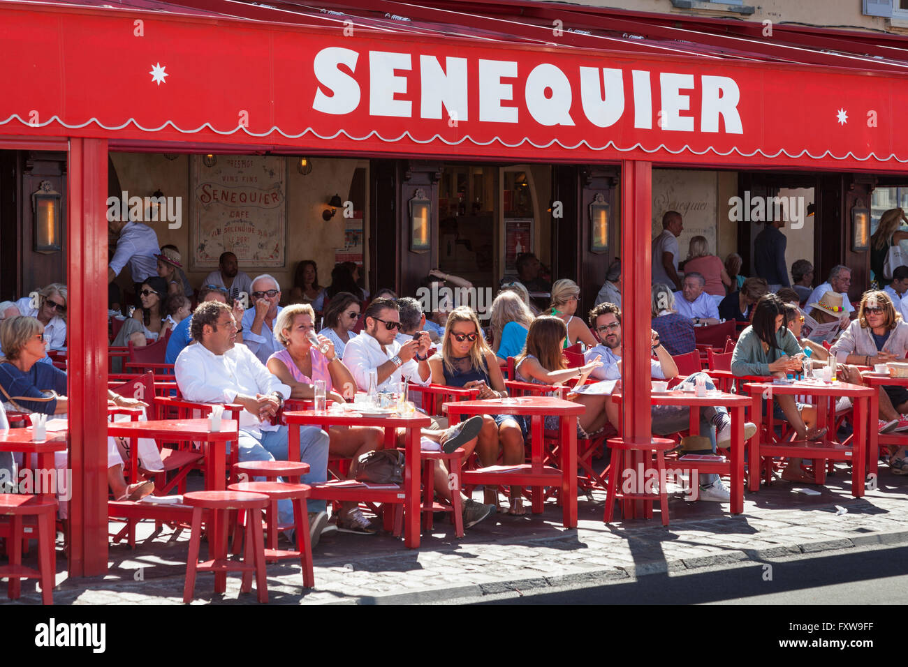 Tourists dining at Senequier Restaurant, Quai Jean Jaures, Saint Tropez, France Stock Photo