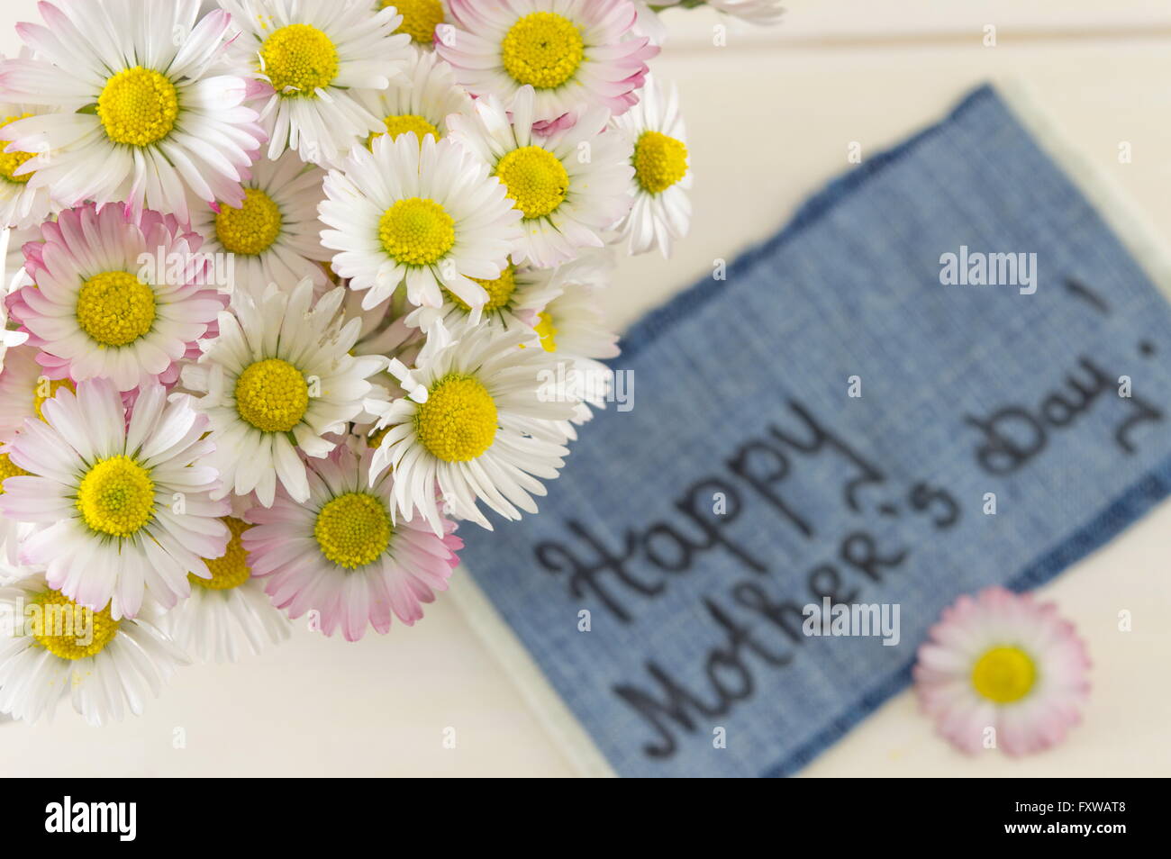 Happy mothers day note with chamomile bouquet Stock Photo