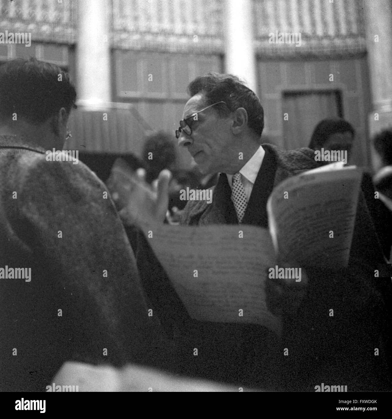 Jean Cocteau im Gespräch mit Karl Böhm Stock Photo