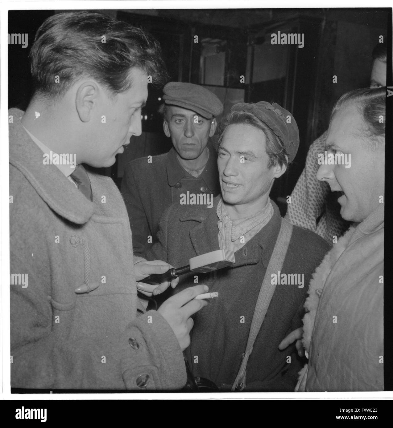 Reporter 1950s hi-res stock photography and images - Alamy