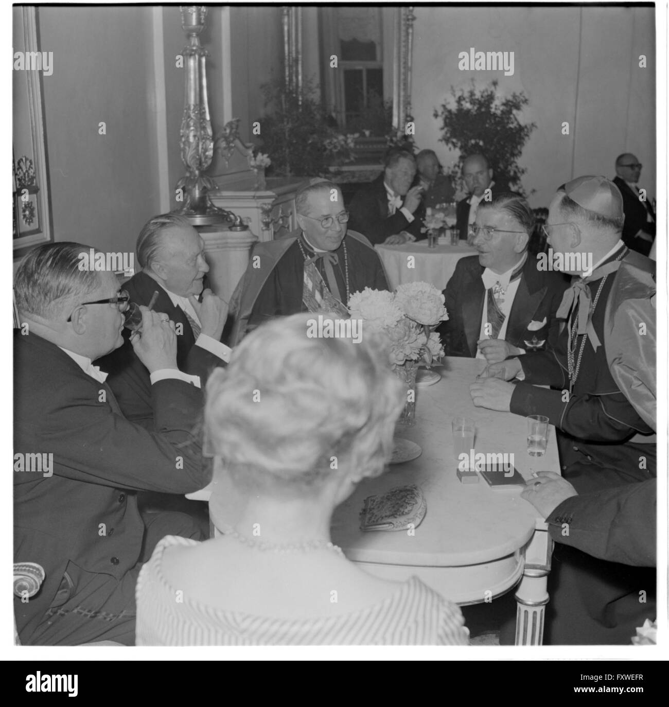 Adenauer in Wien, Begrüßung am Flughafen, mit ... Stock Photo