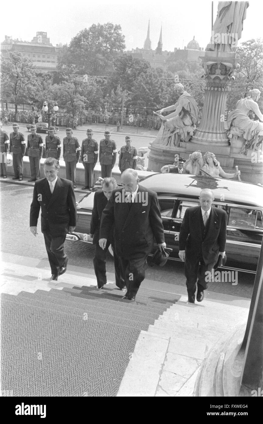 Bundespräsident Schärf auf seinem Weg zur Angelobung ins Parlament Stock Photo