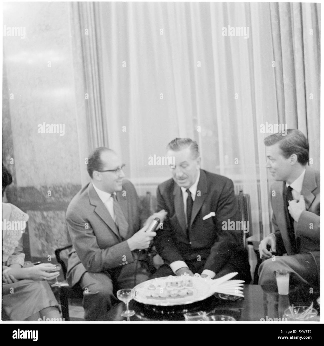 Walt Disney spricht mit Karlheinz Böhm und Ivan ... Stock Photo