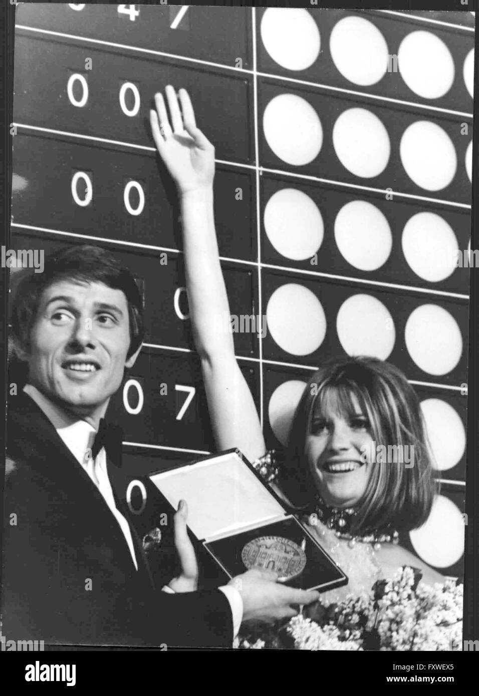 Udo Jürgens und Sandie Shaw beim Song Contest 1967 in Wien Stock Photo