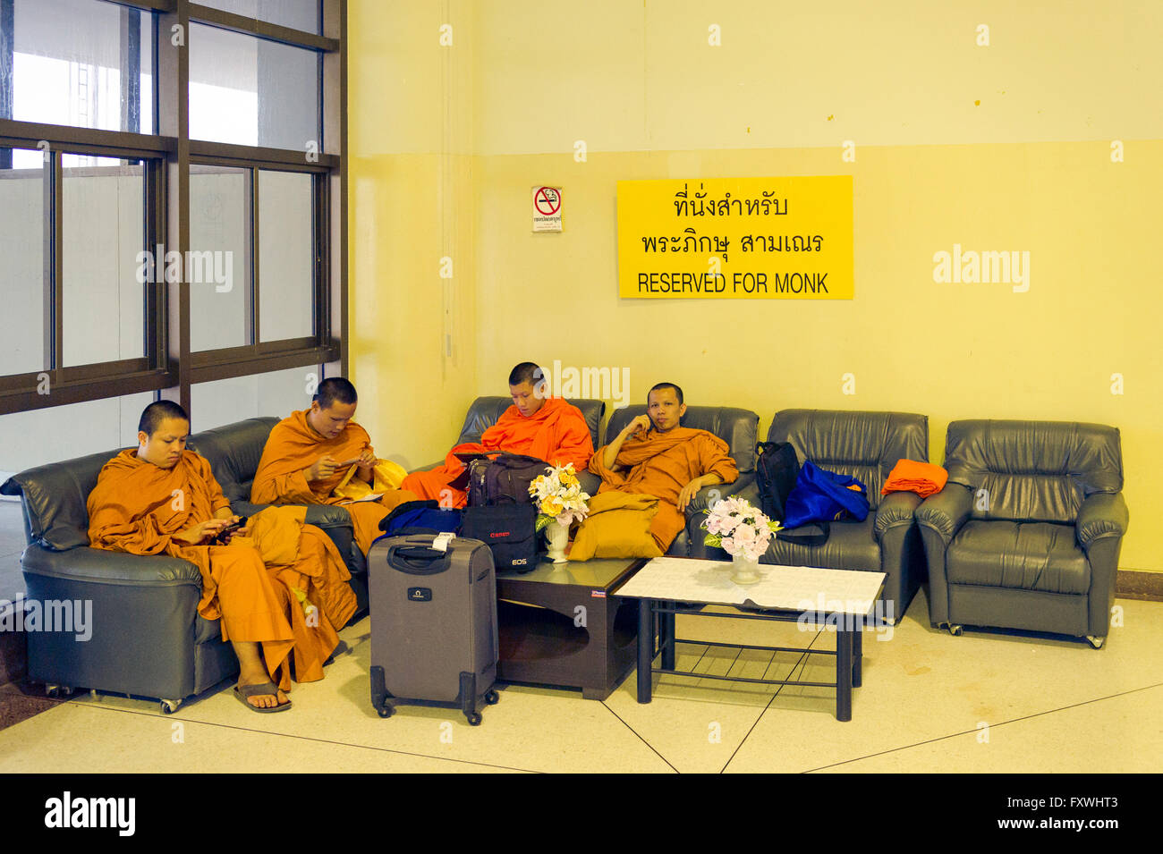 asia-south-east-asia-thailand-ubon-ratchathani-airport-buddhist-monks-FXWHT3.jpg