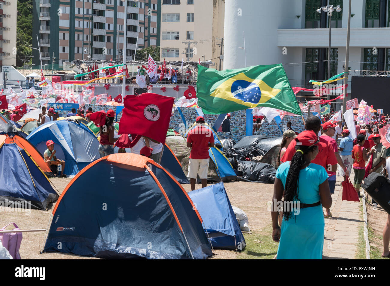 Salvador, Bahia, Brazil. 17th April, 2016. protest against the impeachment of Brazil's President Dilma Rousseff. Credit:  Andrew Kemp/Alamy Live News Stock Photo