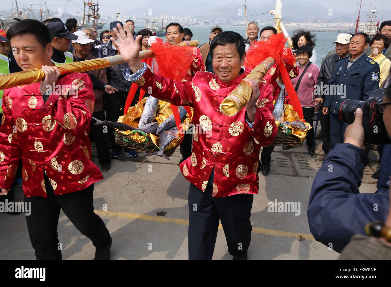 Tsingtao, Tsingtao, CHN. 18th Apr, 2016. Tsingtao, CHINA - April 18 2016: (EDITORIAL USE ONLY. CHINA OUT) Spanish mackerel Festival's opening ceremony. Spanish mackerel Festival starts at Shazikou Dock Tsingtao on April 18. as the best season to taste Spanish mackerel comes, residents buy Spanish mackerel for their parents-in-law as gifts to show their filial piety. Every year thousands of tons of Spanish mackerel will be sold out by 80 yuan for one kilogramme. © SIPA Asia/ZUMA Wire/Alamy Live News Stock Photo