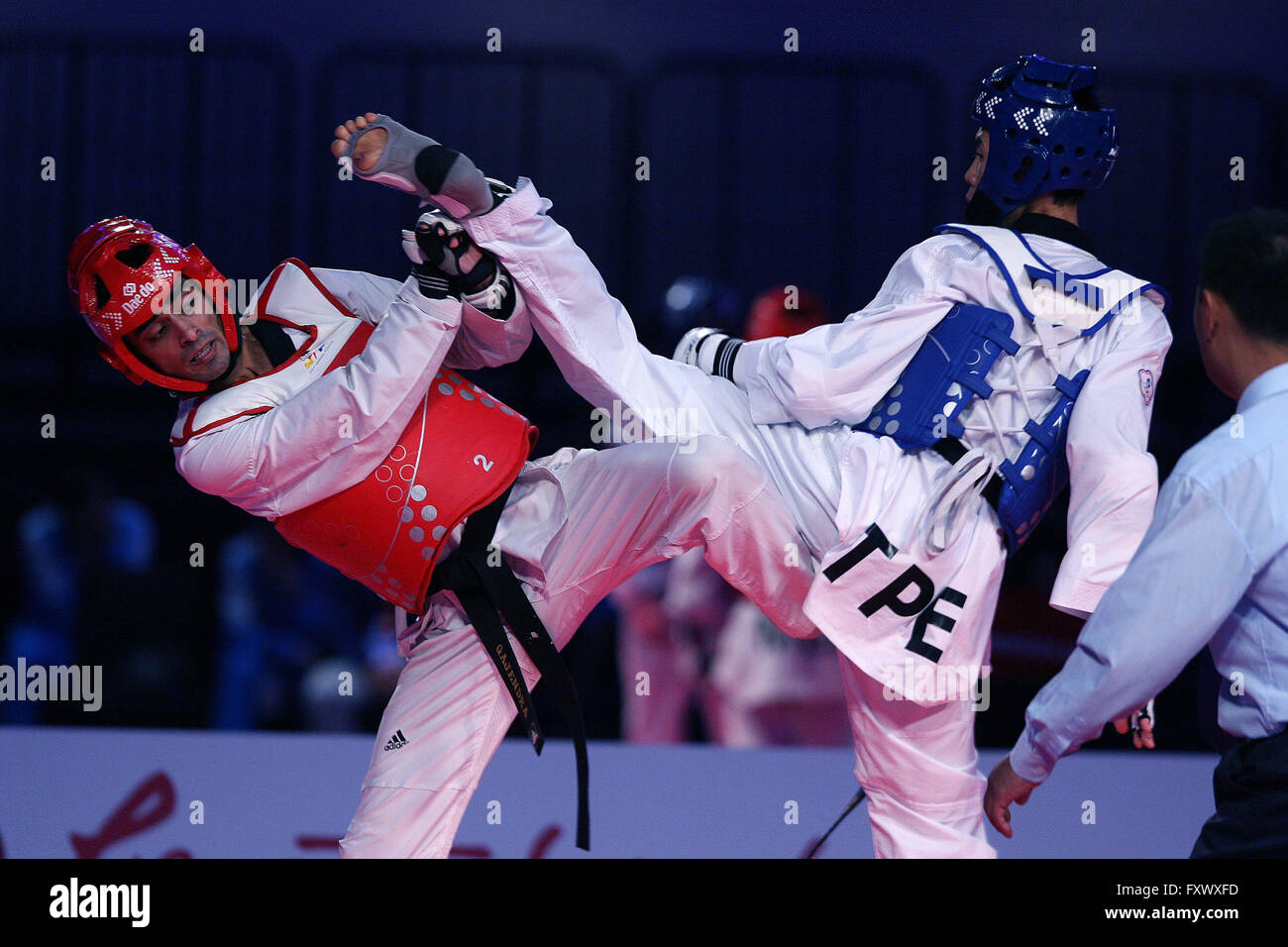 Pasay City, Philippines. 19th Apr, 2016. Chien Chang Chen (R) of