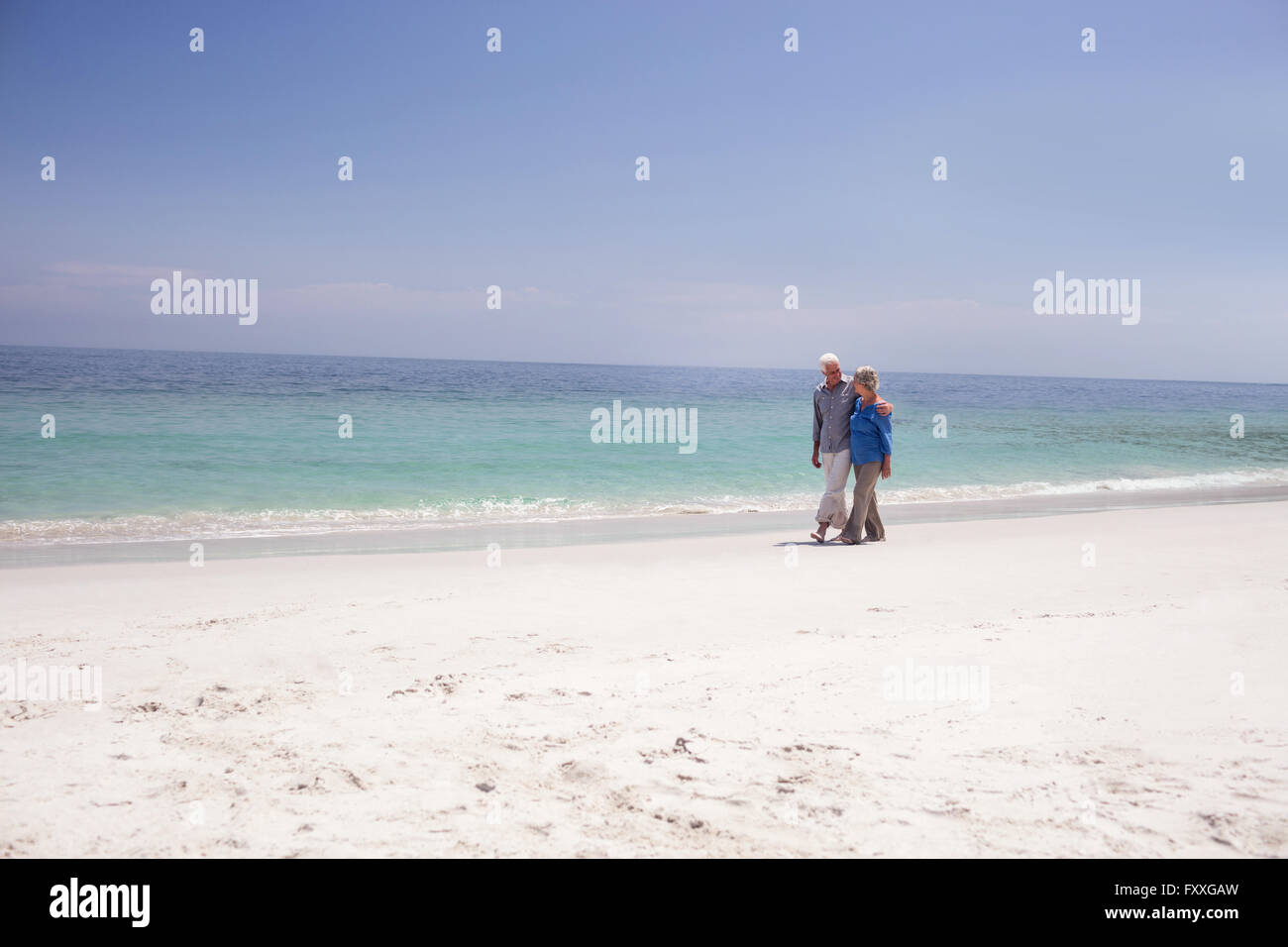 Older couple walking beach hi-res stock photography and images - Alamy
