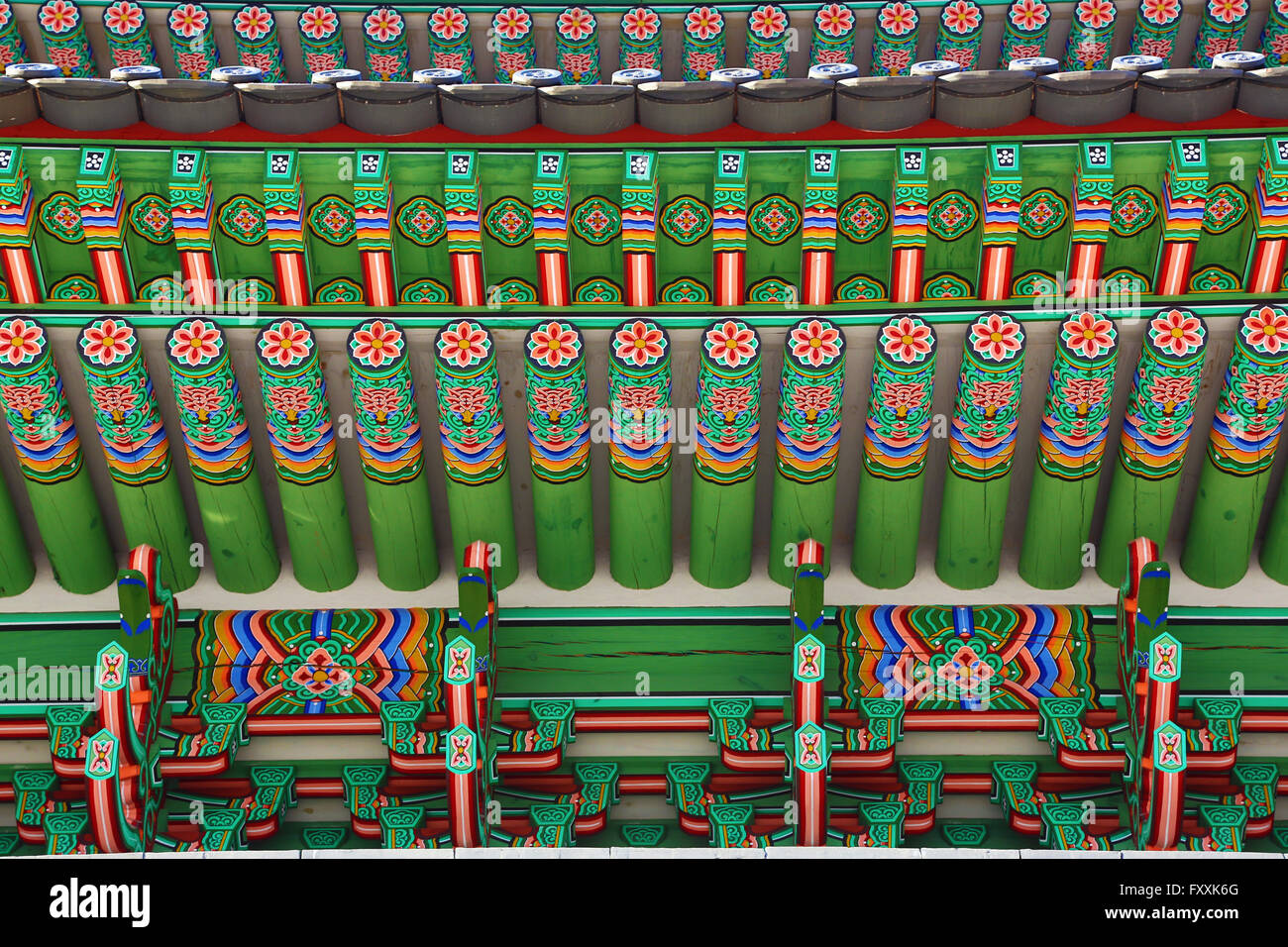 Green wooden roof beams of the Gwanghwamun Gate at Gyeongbokgung Palace ...