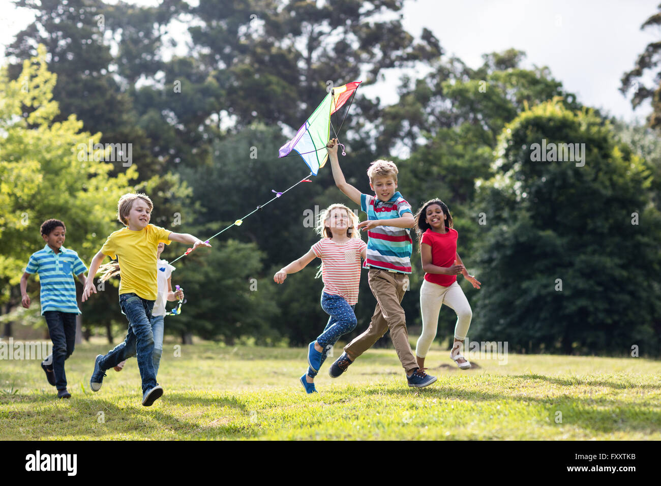 летние игры для детей. дети бегают. ребенок с воздушным змеем. активные игры для детей. дети играют в футбол.