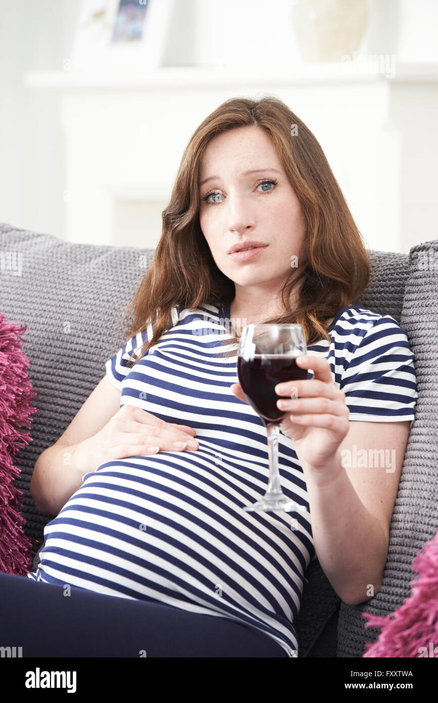 Pregnant women drinking alcohol hires stock photography and images Alamy