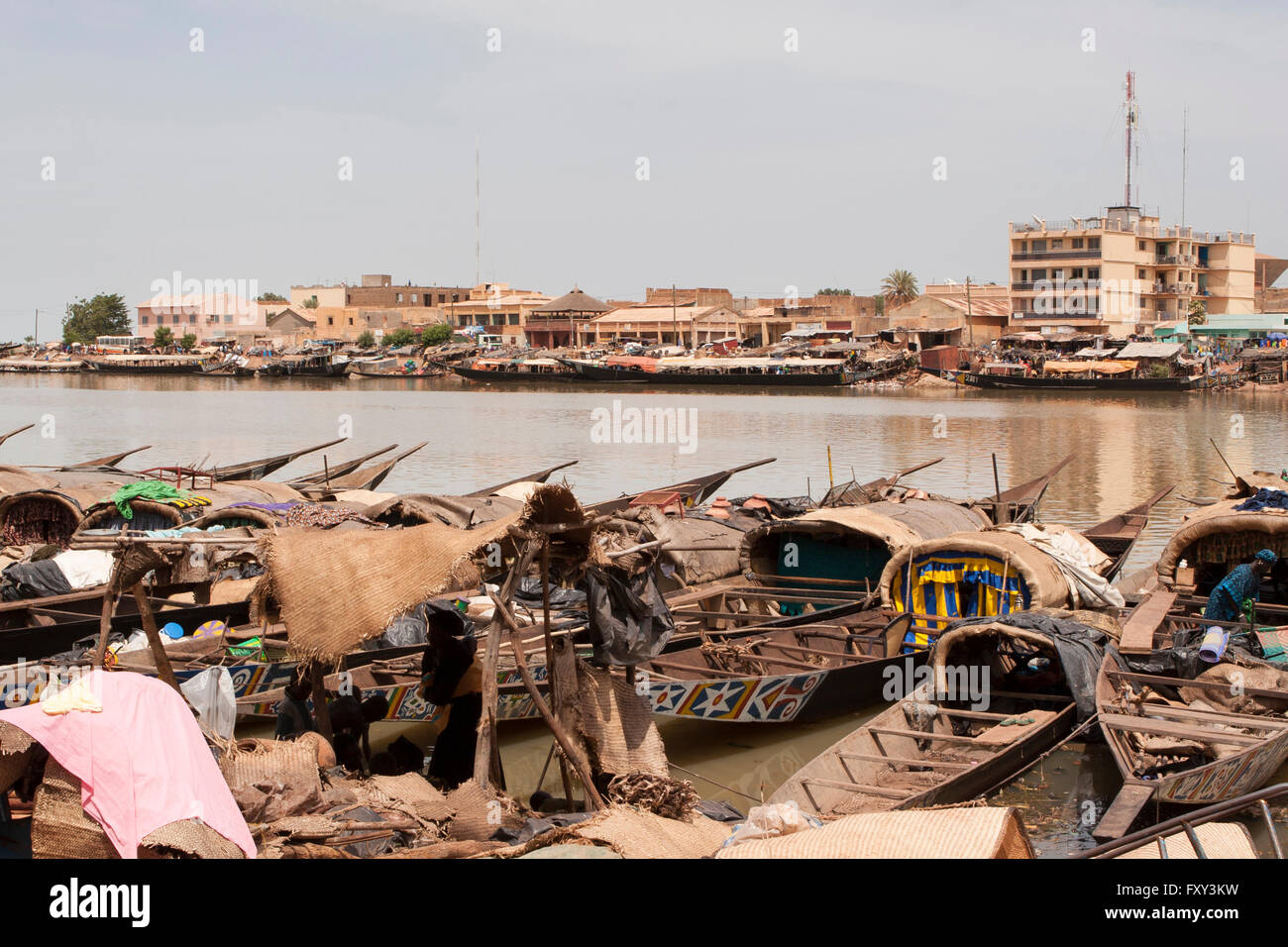 Pirogues docked in Mopti river port Stock Photo