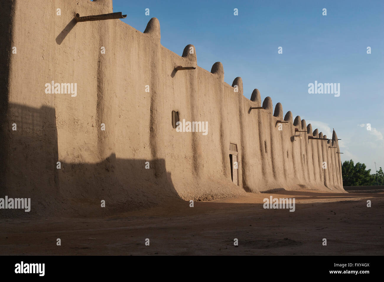 The Great Mosque of Djenné, (Mali, Africa) the biggest adobe (banco) building, a great example of Sudano-Sahelian architecture Stock Photo