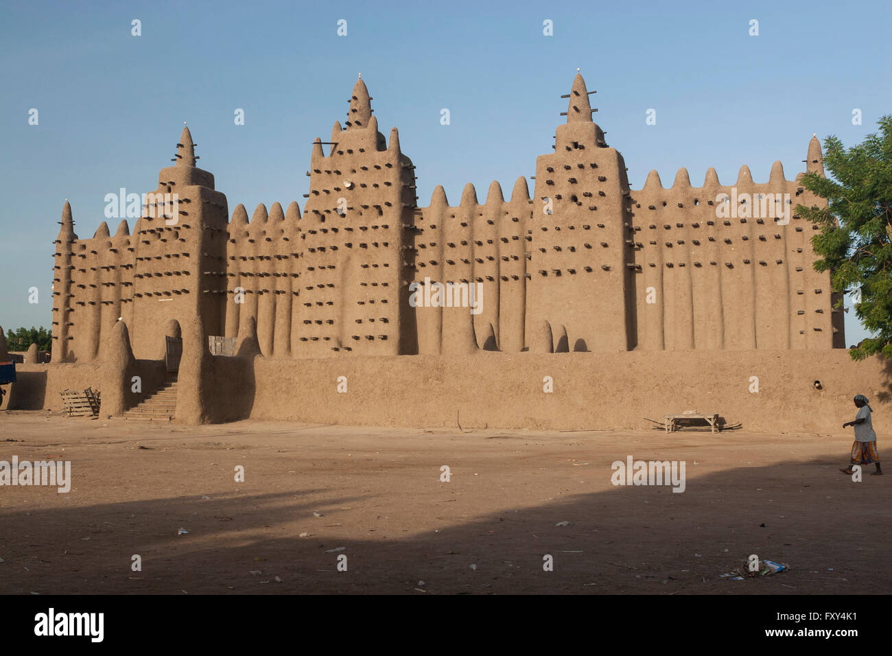 The Great Mosque of Djenné, (Mali, Africa) the biggest adobe (banco) building, seen from Market square Stock Photo