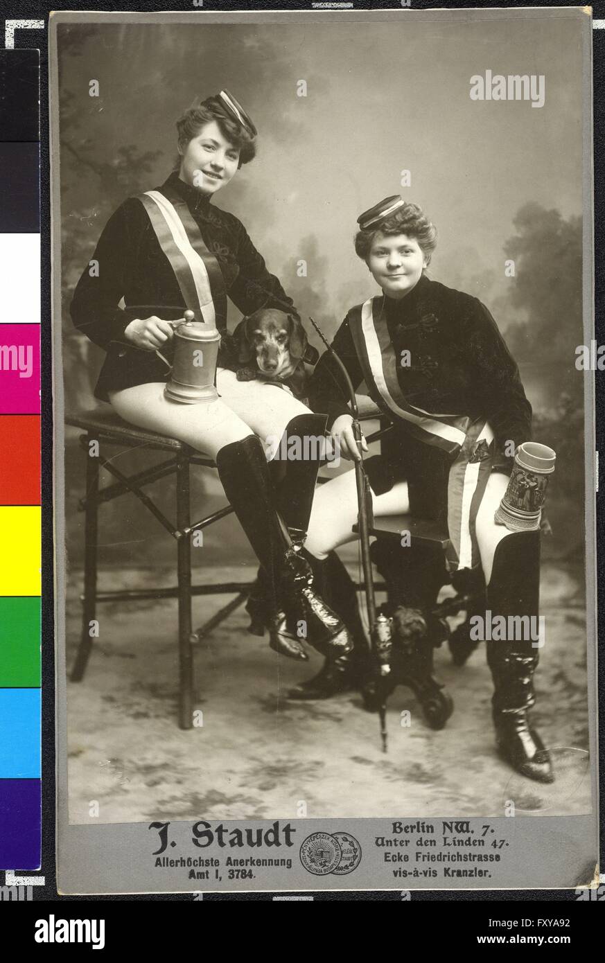 Zwei Frauen in studentischer Kleidung Stock Photo