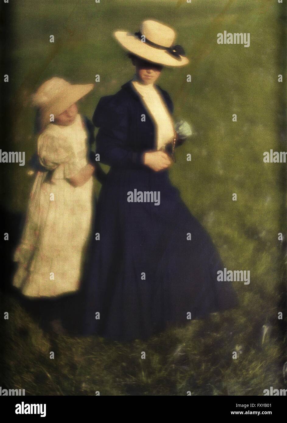 Edeltrude und Miss Mary in weißem und blauen Kostüm Stock Photo