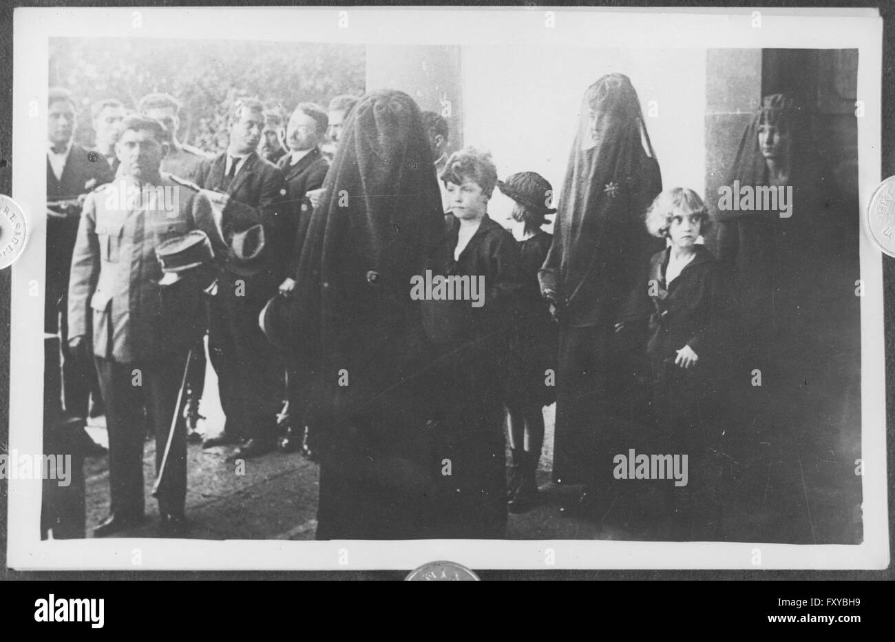 Zita Habsburg mit ihren Kindenr beim Begräbnis von Exkaiser Karl I. von